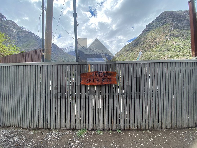 Cabana rústica no coração da montanh