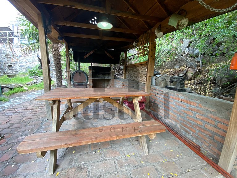 Cabana rústica no coração da montanh