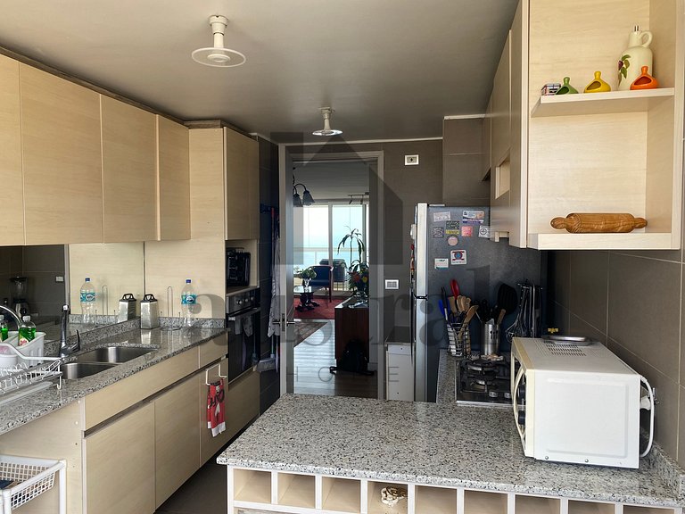 Amplo Apartamento com Vista Despejada para o Mar