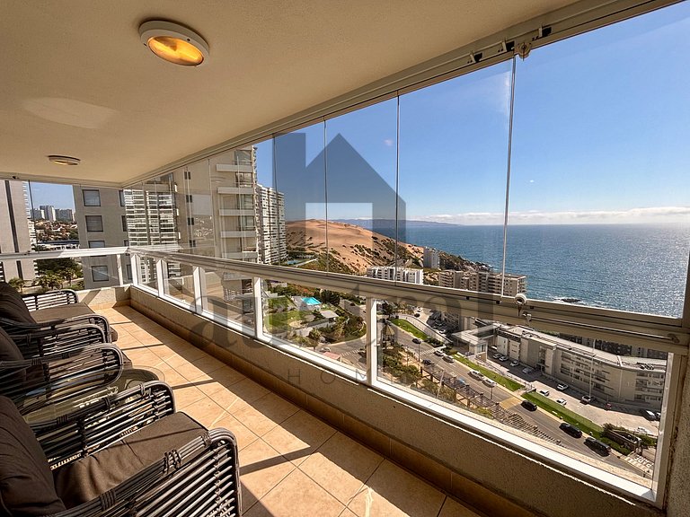 Amplo Apartamento com Vista Despejada para o Mar
