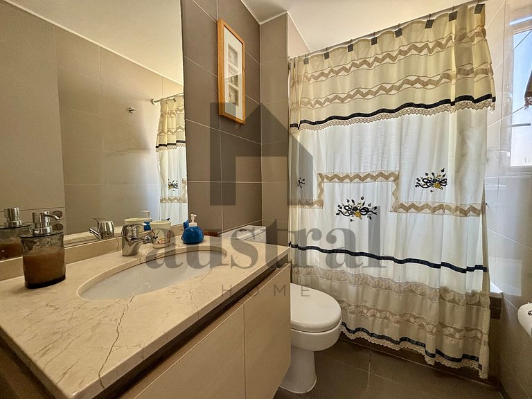 Amplo Apartamento com Vista Despejada para o Mar