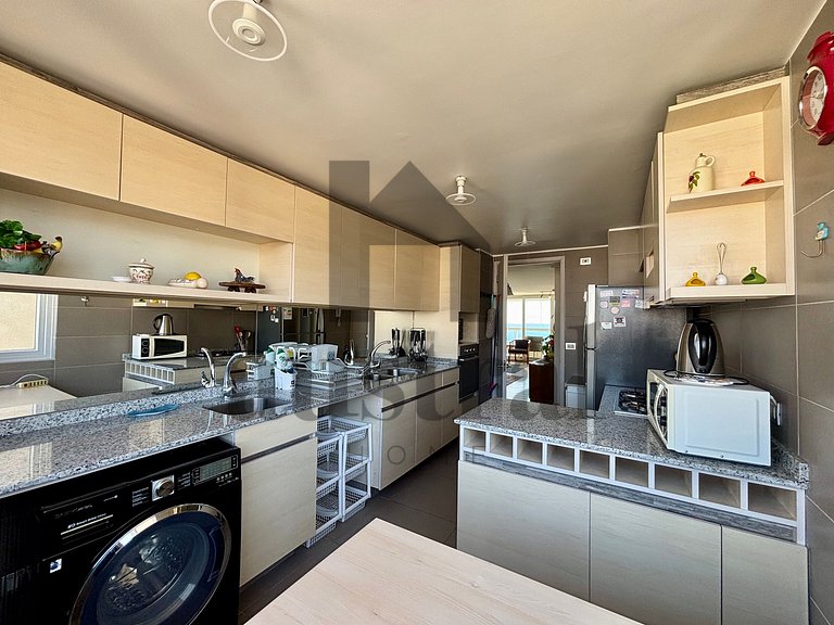 Amplo Apartamento com Vista Despejada para o Mar