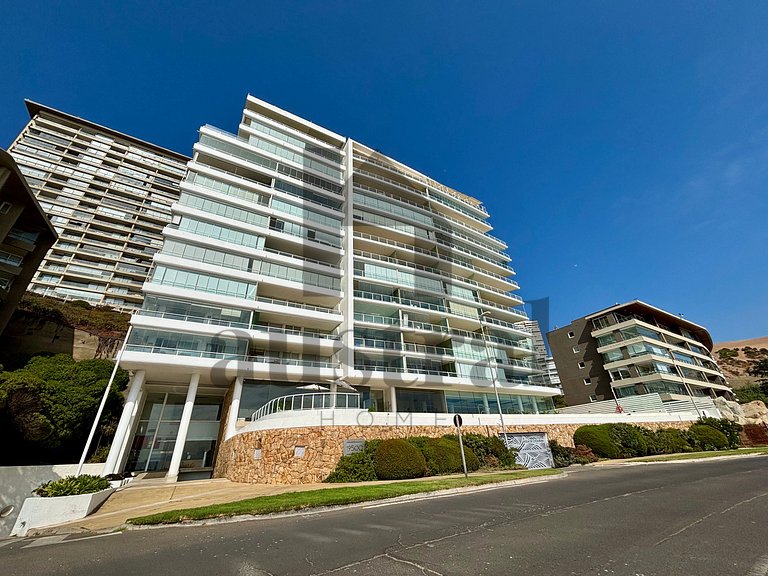 Spacious apartment with panoramic sea view