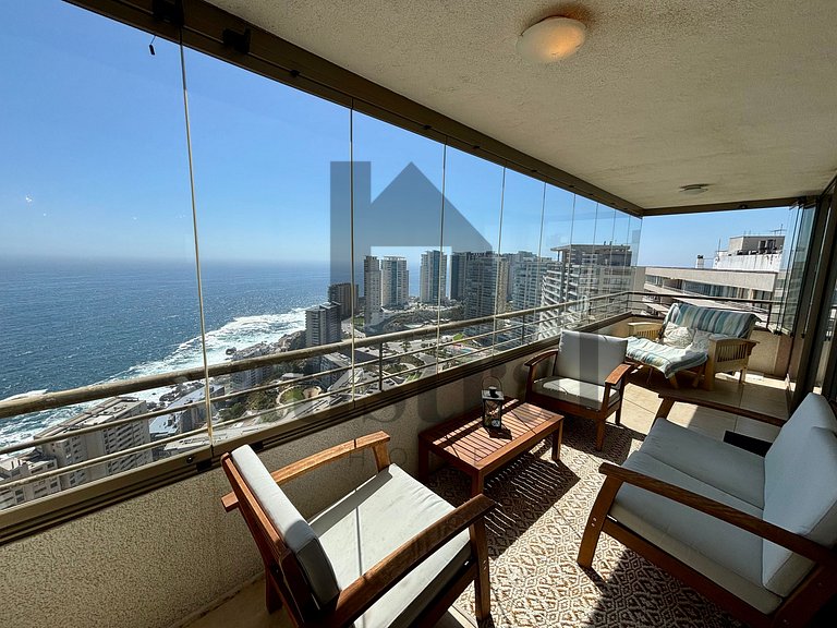 Maravilloso sunset en terraza con vista al mar