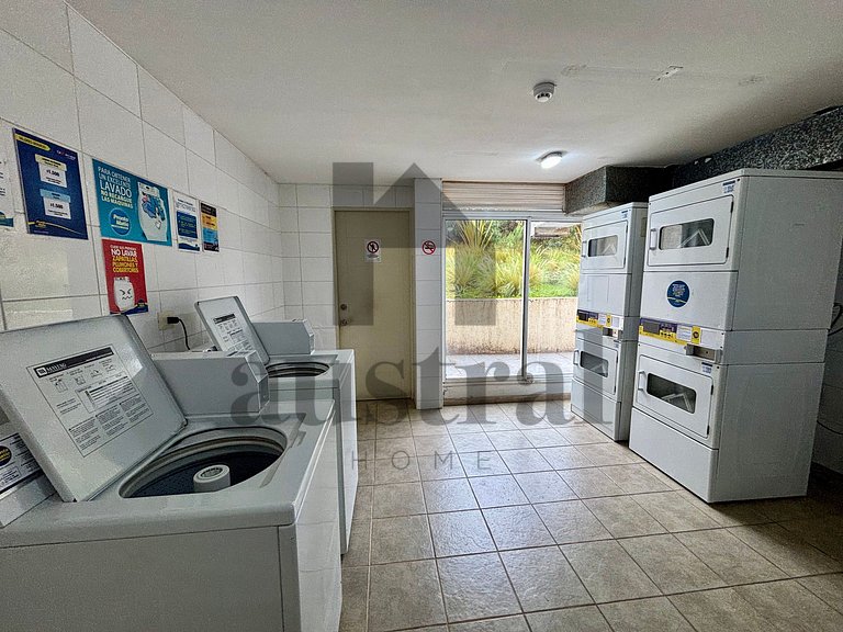 Amplios espacios en céntrica avenida