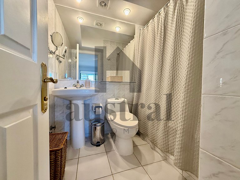 Spacious apartment facing the beach and San Martin