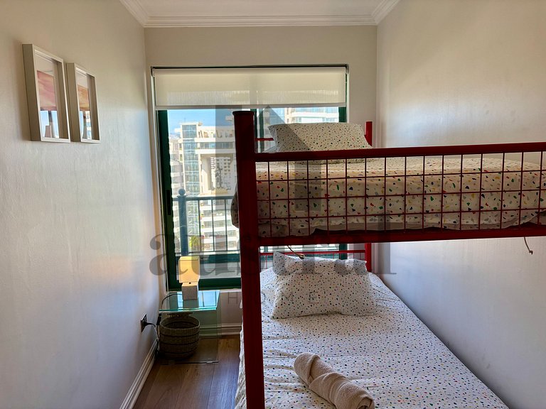 Spacious apartment facing the beach and San Martin