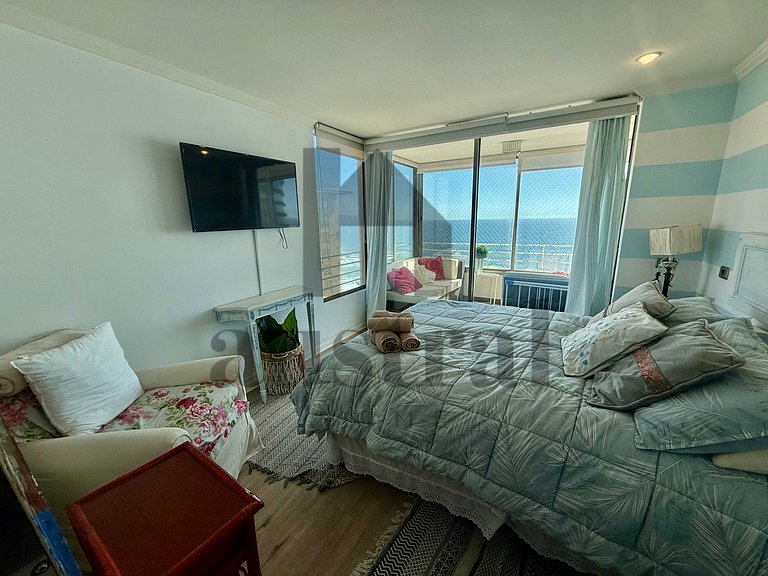 Apart espaçoso, decoração e vista para o mar.