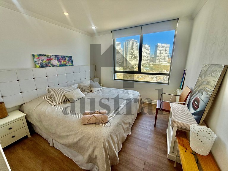 Apart espaçoso, decoração e vista para o mar.