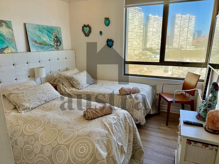 Apart espaçoso, decoração e vista para o mar.