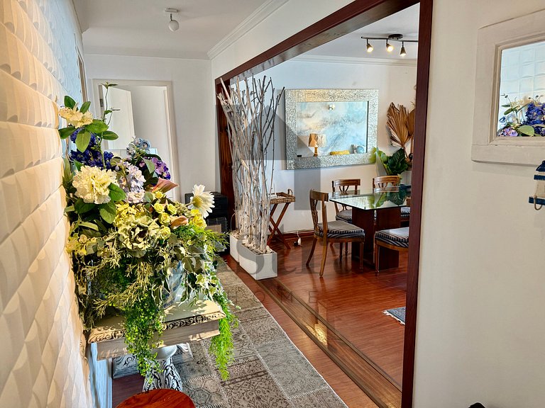 Apart espaçoso, decoração e vista para o mar.