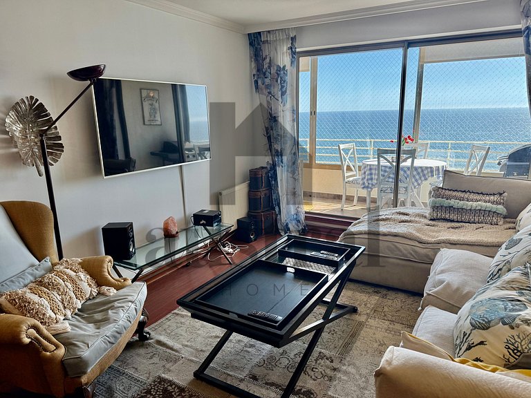 Apart espaçoso, decoração e vista para o mar.