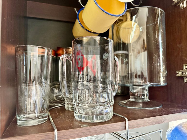 Apart espaçoso, decoração e vista para o mar.