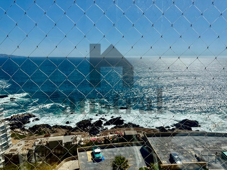 Apart espaçoso, decoração e vista para o mar.