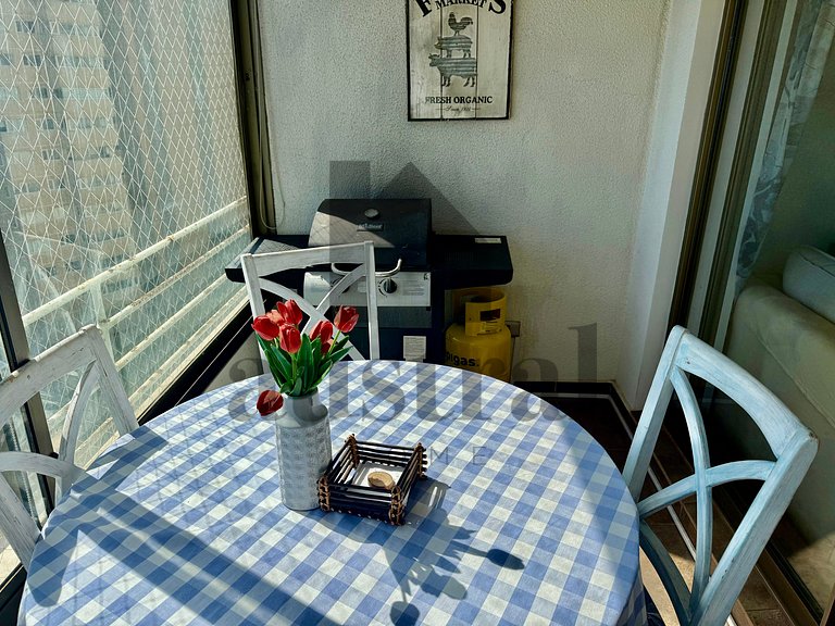 Apart espaçoso, decoração e vista para o mar.