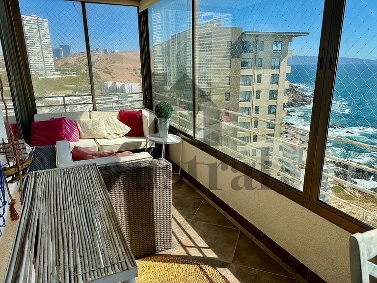 Apart espaçoso, decoração e vista para o mar.