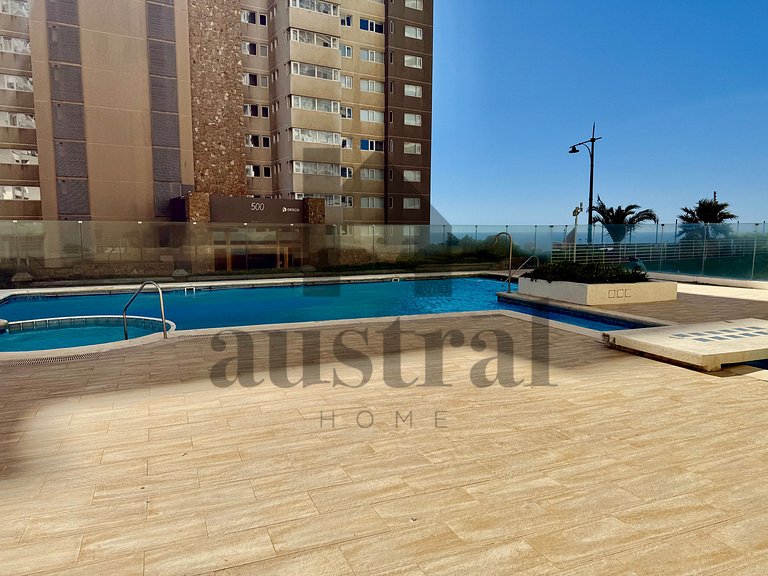 Apart espaçoso, decoração e vista para o mar.