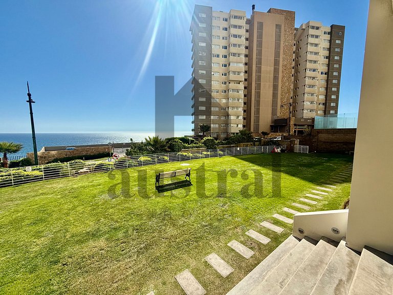 Apart espaçoso, decoração e vista para o mar.