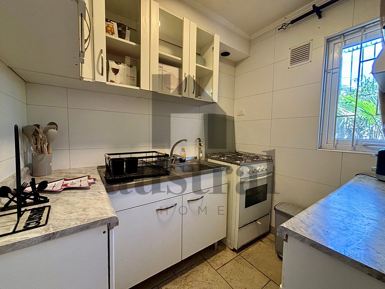 Linda e confortável casa em condomínio fechado.