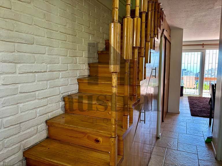 Linda e confortável casa em condomínio fechado.