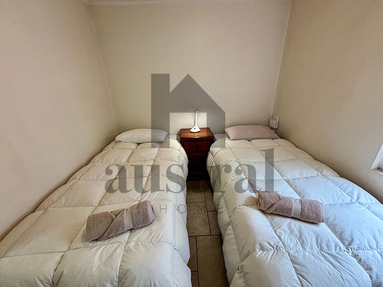 Linda e confortável casa em condomínio fechado.