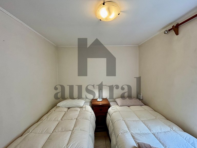 Linda e confortável casa em condomínio fechado.