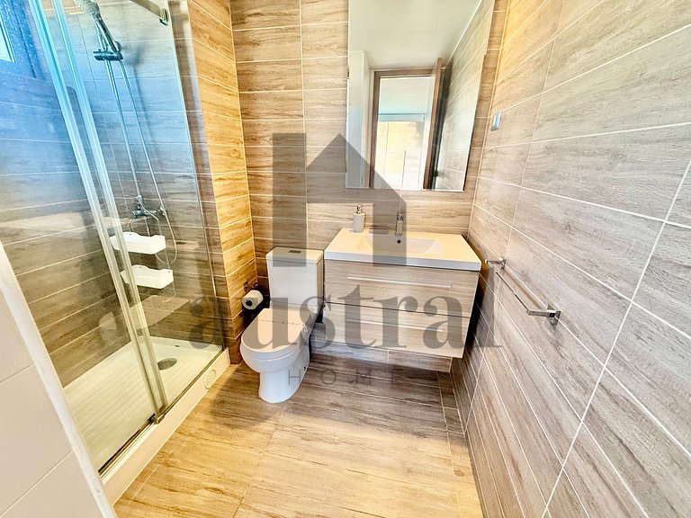 Moderno com duas suítes e piscina aquecida.