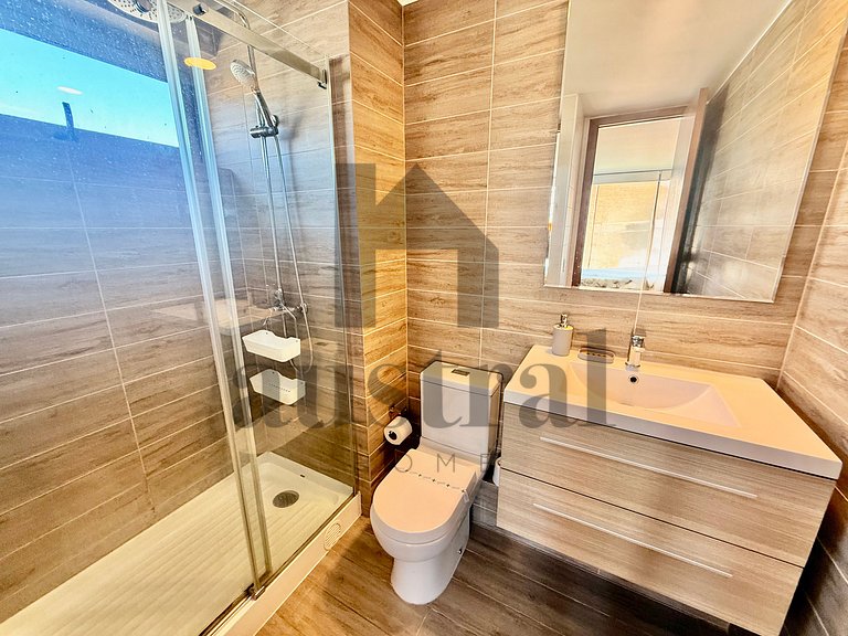 Moderno com duas suítes e piscina aquecida.