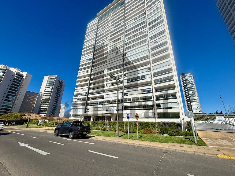 Apartamento maravilhoso e espaçoso na Montemar.