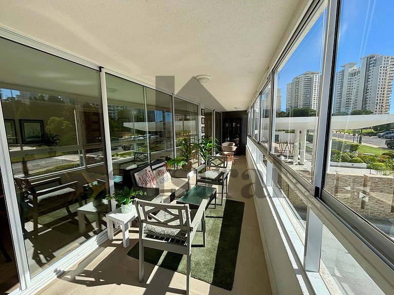 Apartamento maravilhoso e espaçoso na Montemar.