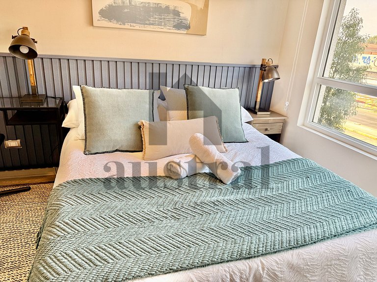 Decorado con estacionamiento cerca Est. Nacional