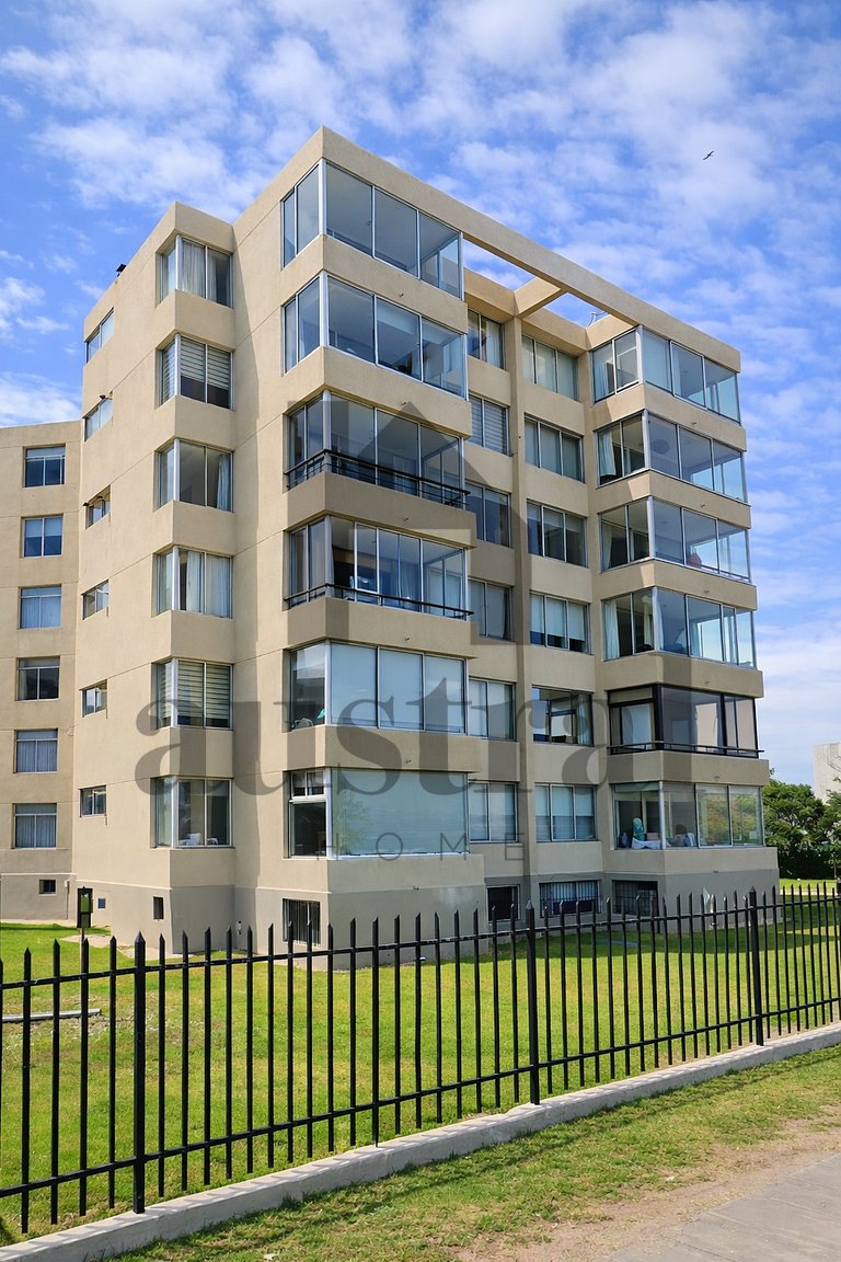 Maravilhoso apartamento térreo, em frente à praia