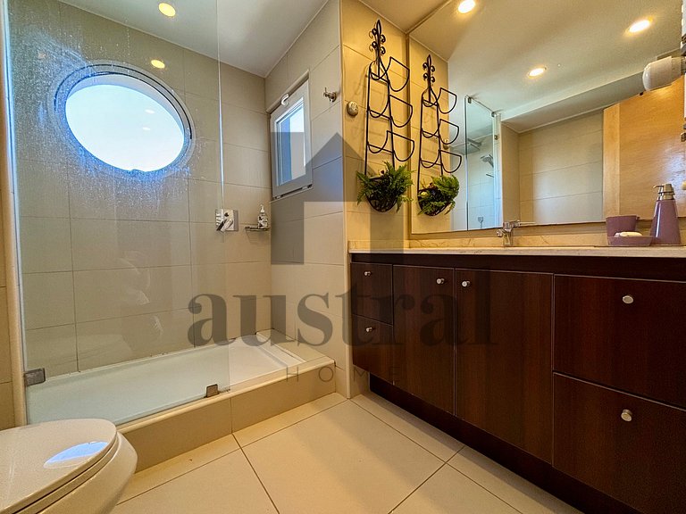 Vista para o oceano, duas vagas de estacionamento