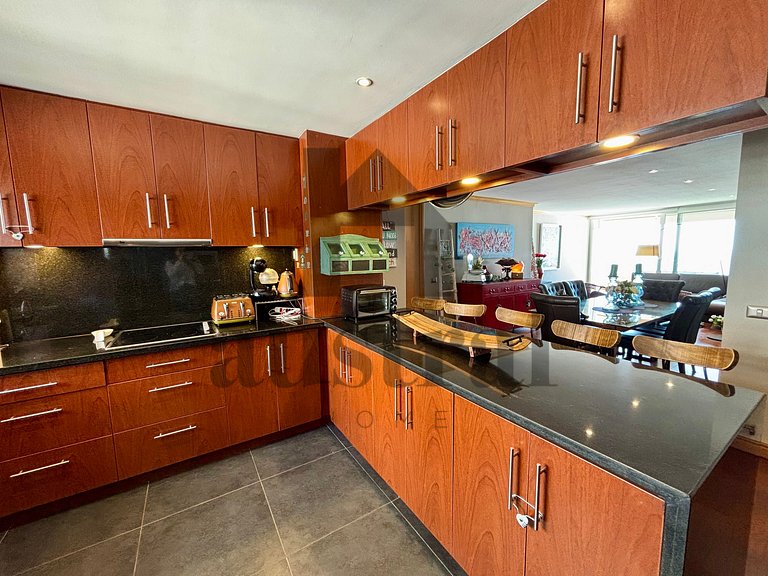 Vista para o oceano, duas vagas de estacionamento