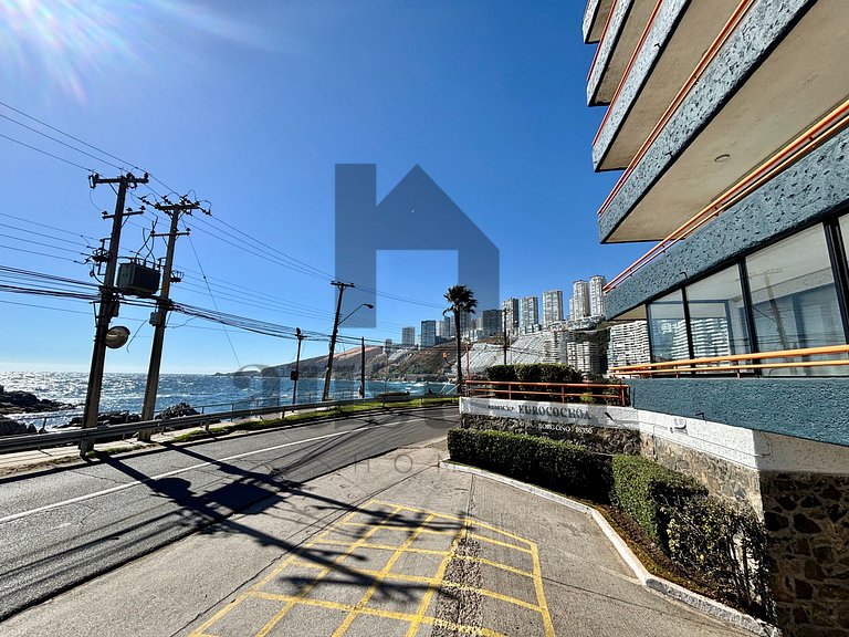 Vista maravilhosa para o mar, à beira-mar.