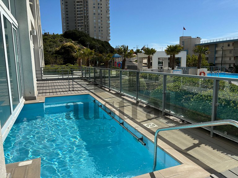 Amplio con vista al mar y piscina climatizada