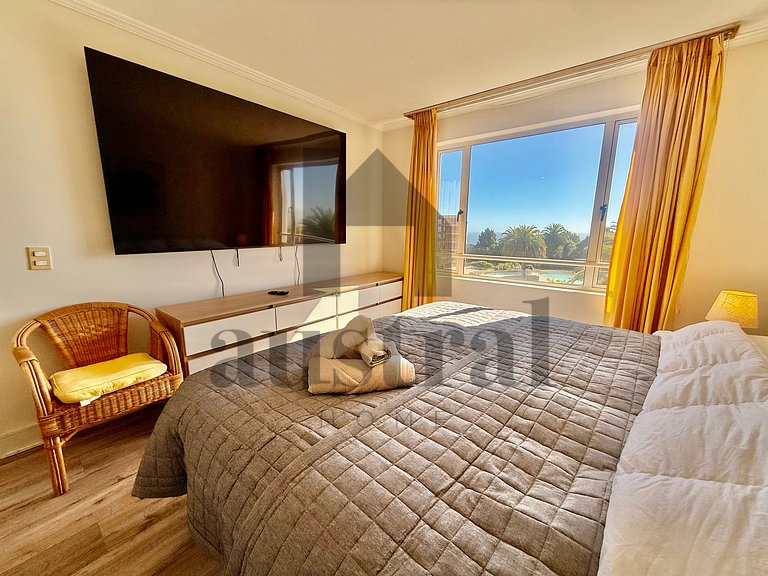 Wonderful with heated pool and outdoor jacuzzi