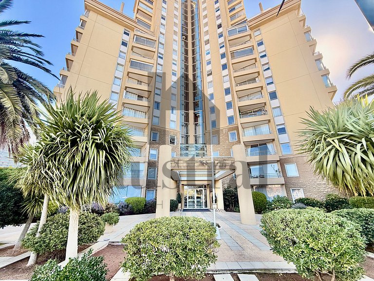 Wonderful with heated pool and outdoor jacuzzi